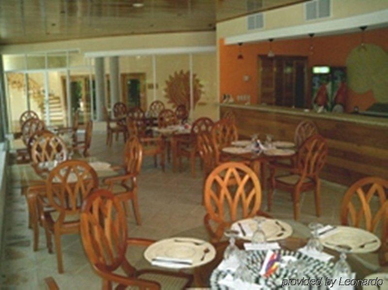 Hotel Vistamar Beachfront Resort & Conference Center Почомиль Ресторан фото