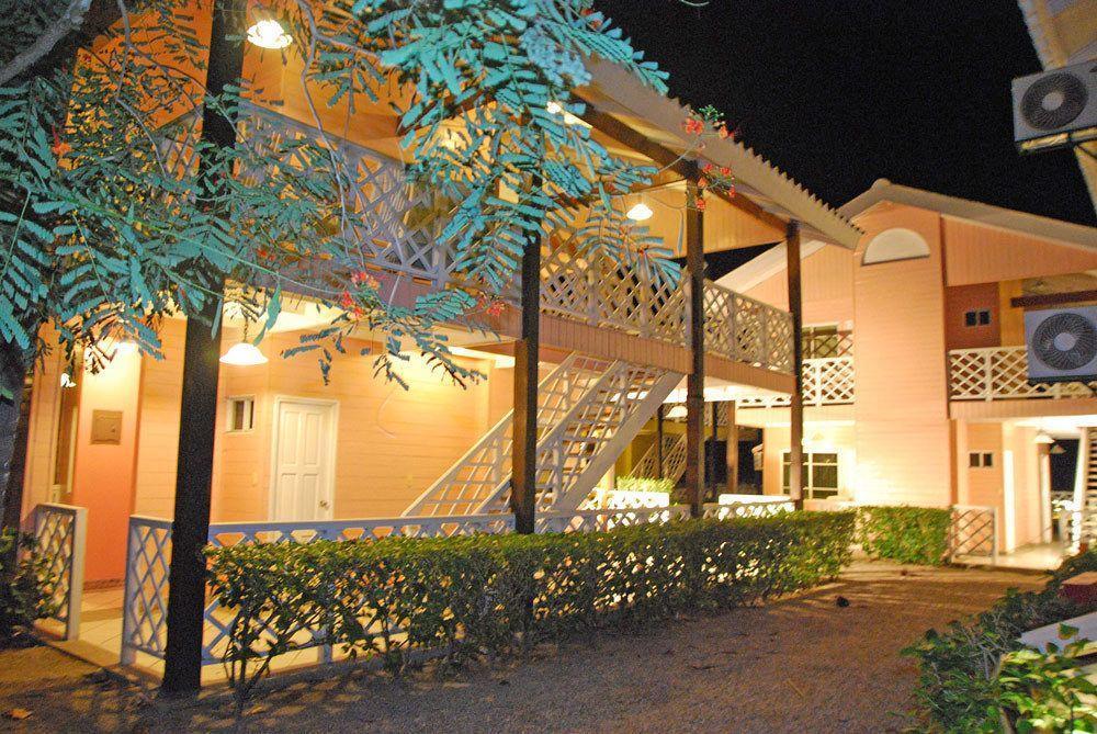 Hotel Vistamar Beachfront Resort & Conference Center Почомиль Экстерьер фото